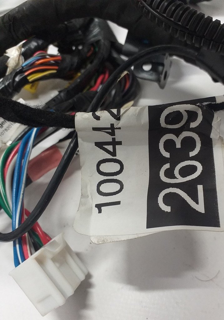 1 1004422-04-T Okablowanie deski rozdzielczej (dash) AWD dla Tesli Model S. Ważny element wyposażenia technicznego popularnego amerykańskiego samochodu elektrycznego. Są to oryginalne części Tesli, które spełniają wysokie standardy bezpieczeństwa i jakośc